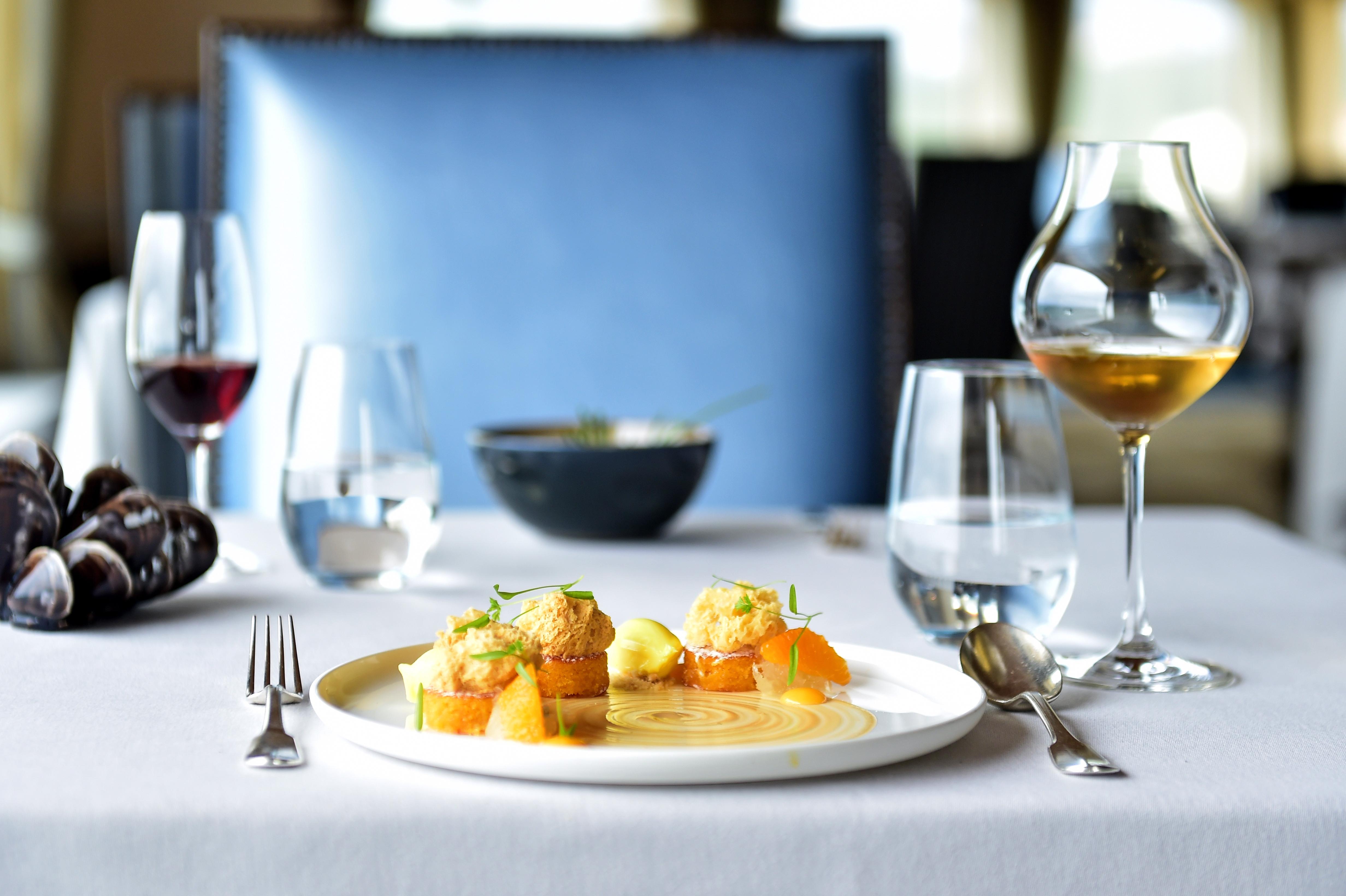 Hotel Fortaleza Do Guincho Relais & Chateaux Cascais Exterior foto A meal at the restaurant