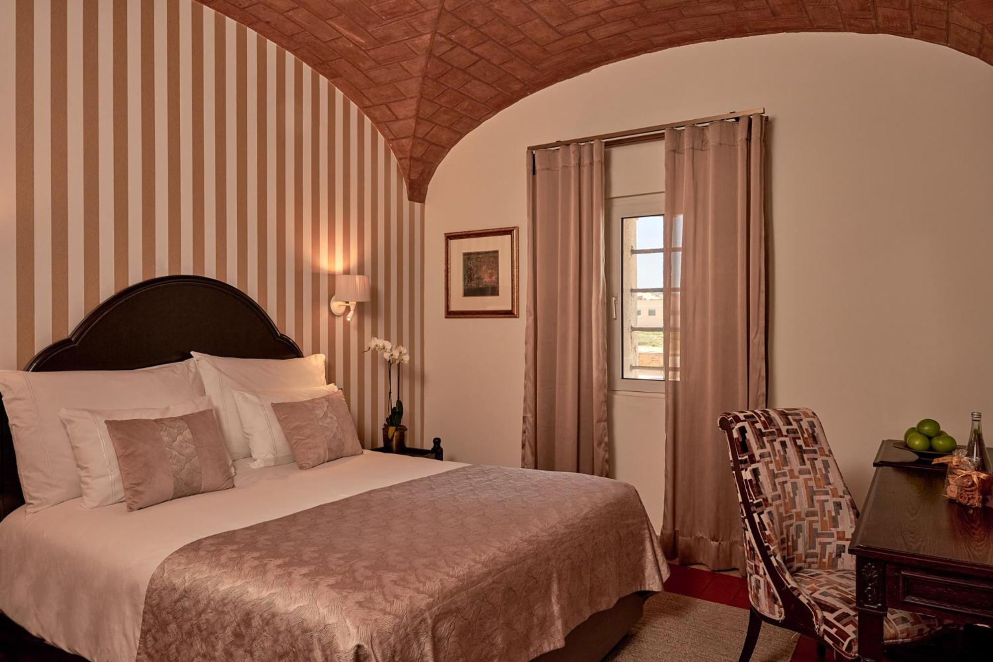Hotel Fortaleza Do Guincho Relais & Chateaux Cascais Exterior foto A bedroom at the hotel